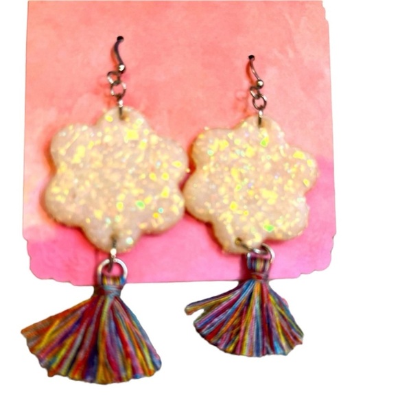 NEW! handmade Sparkly Earrings
Tassel Dangle Embossed pierced Snowflake Winter - Picture 1 of 6